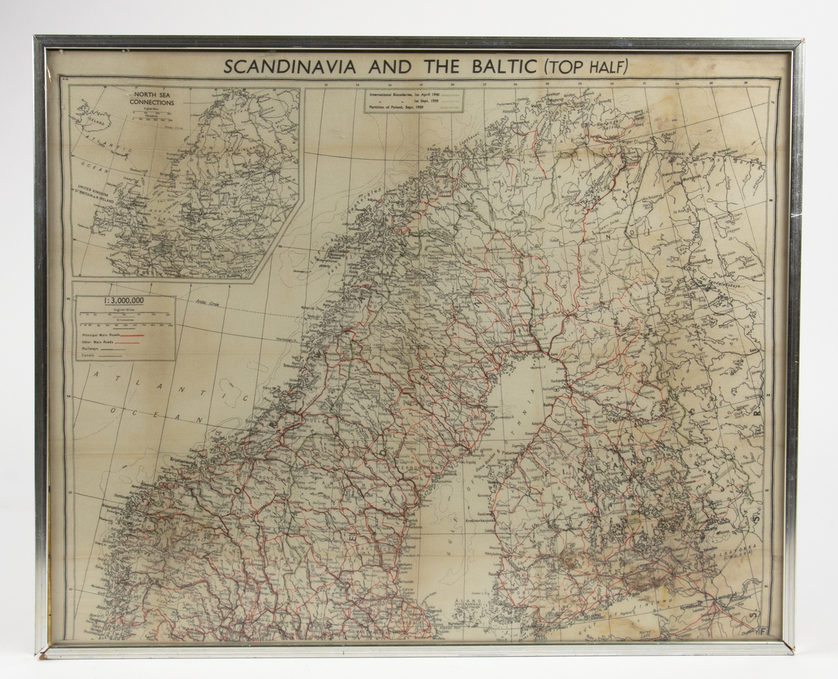 Karta i textil som vissar norra Norge, Sverige och Finland.
På kartan finns en rubrik, "Scandinavia and the Baltic (Top Half) 
Kartan är skala 1:3,000,000.

Kartan är inramad i en ram målad silvrig, på baksidan av tavlan står kartans historik.