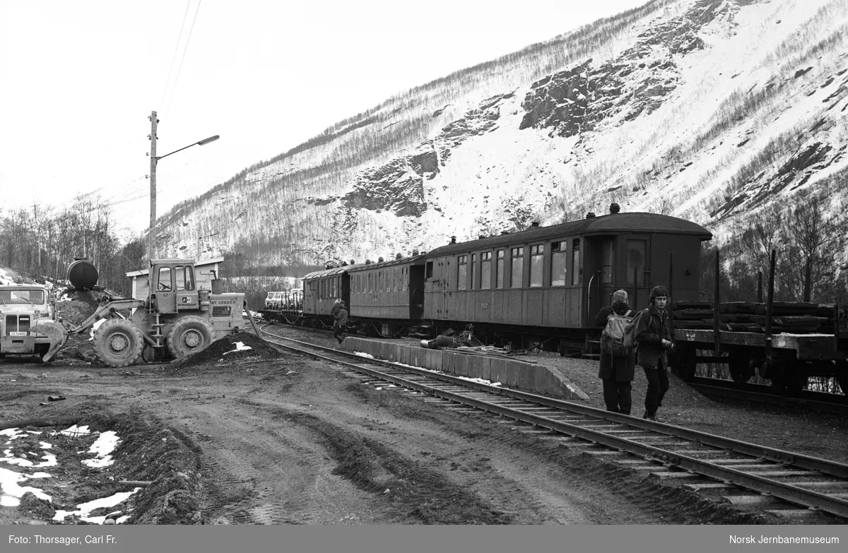Blandet tog på Ågifjellet holdeplass på Sulitjelmabanen