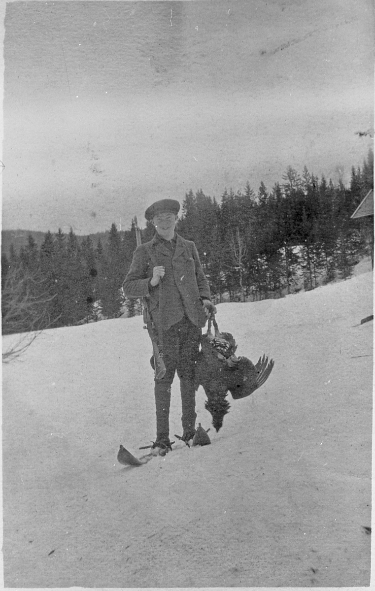 Borgar Lien etter jakttur. Nedre Lien, ca. 1918. 