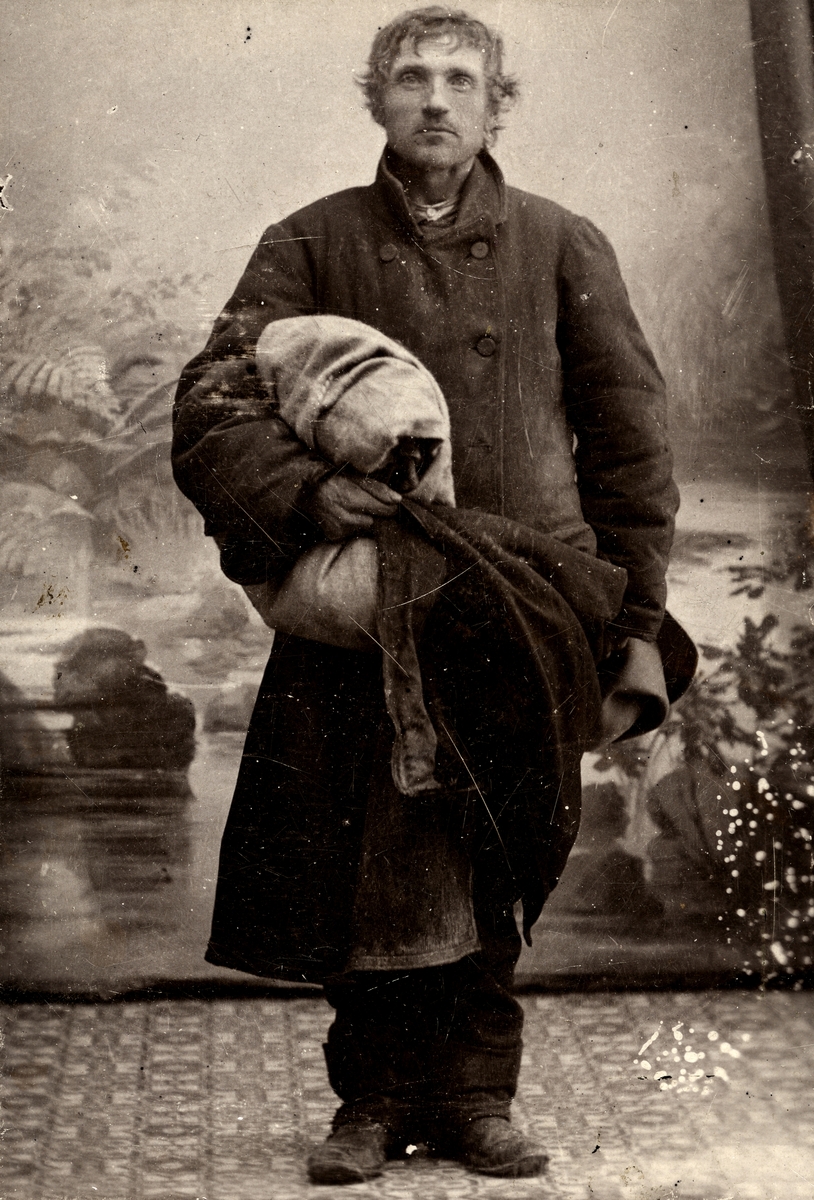 Porträtt föreställande Per Albert Hallgren (1842-1911), kallad ettöres-Hallgren. Han tiggde av officerare och manskap på Sannahed, Kumla.