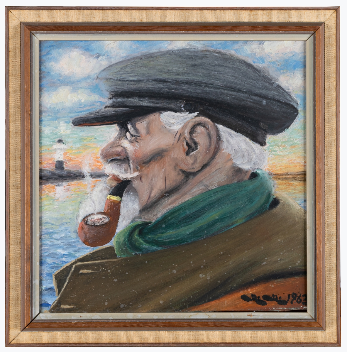Fiskargubbe med skägg och pipa i munnen och keps avbildad i vänsterprofil med hav och en fyr i bakgrunden. Ett traditionellt motiv som bygger på den tyske marinmålaren Harry Haerendels välkända målning från ca 1920 "Der alte Seebär" (Den gamle sjöbjörnen).