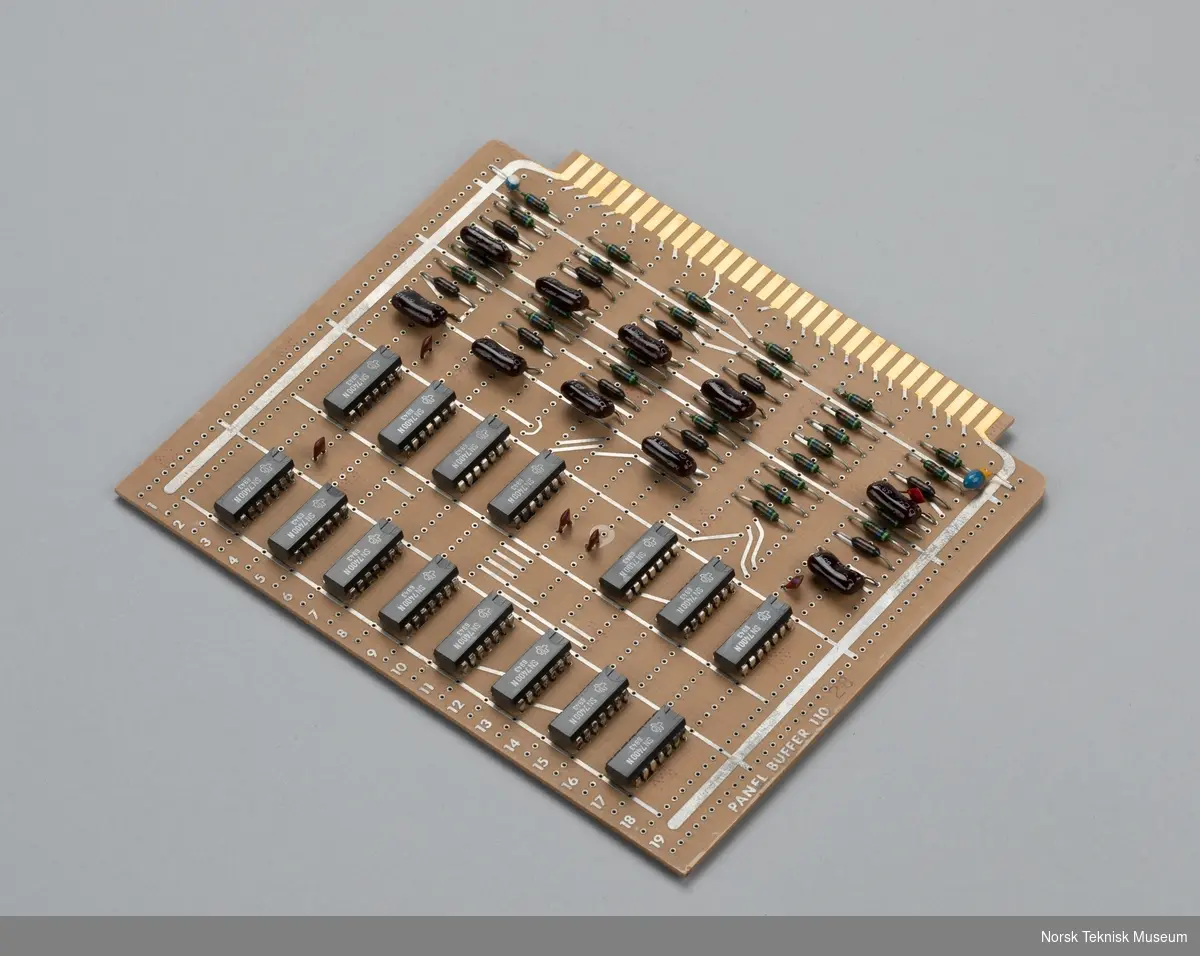 Kretskort med påloddede transistorer og IC-komponenter