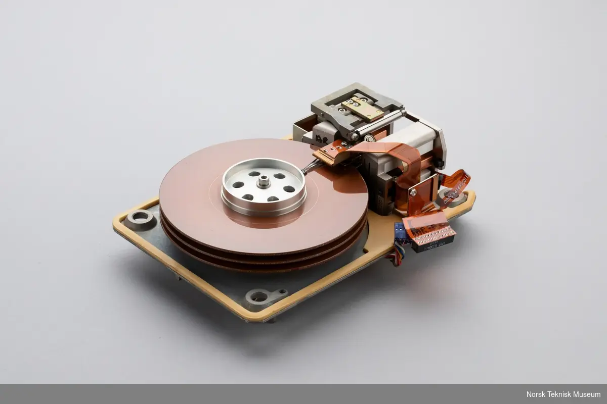 Disk, harddisk, roterende lagringsmedie for data.
Lagringskapasitet: 20 MB