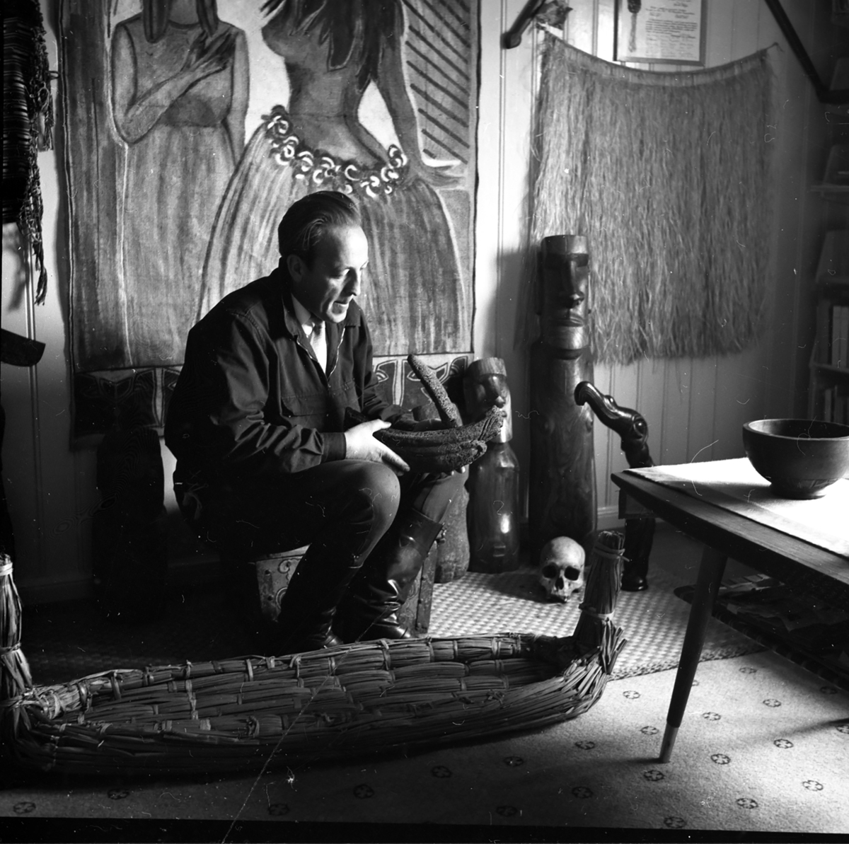 Arkeolog Arne Skjølsvold.
Styret i det nystiftete Norsk Skogbruksmuseet i 1955 ansatte Arne Skjølsvold som institusjonens første konservator og eneste ansatte.