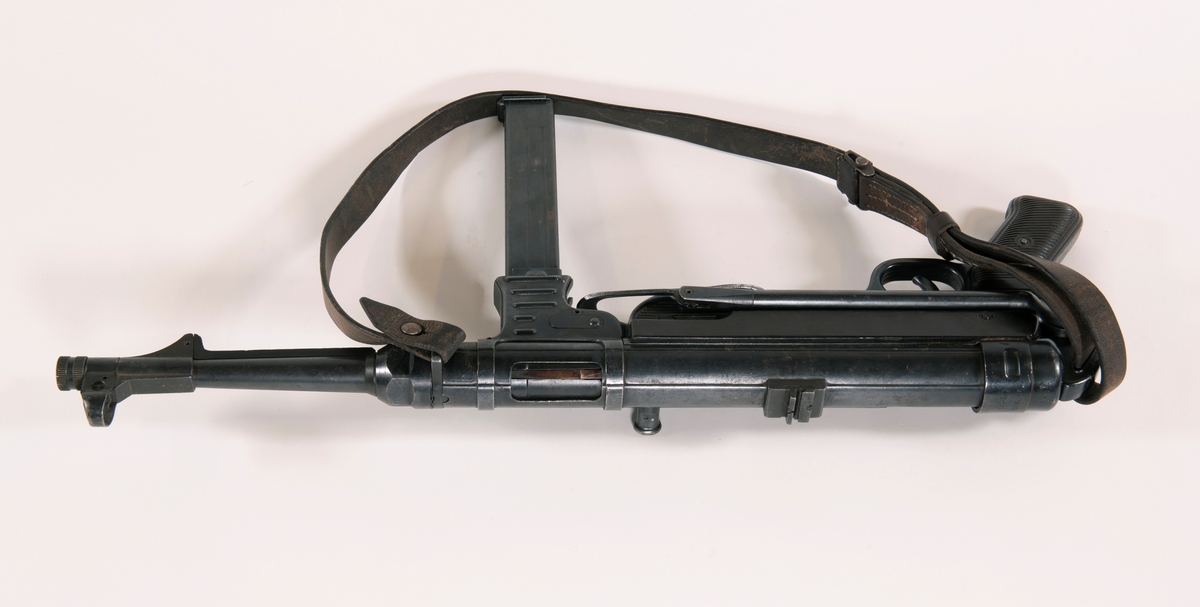 Maskinpistol med magasin og lærrem. MP 40 er en av de mest kjente maskinpistolene fra 2. verdenskrig.