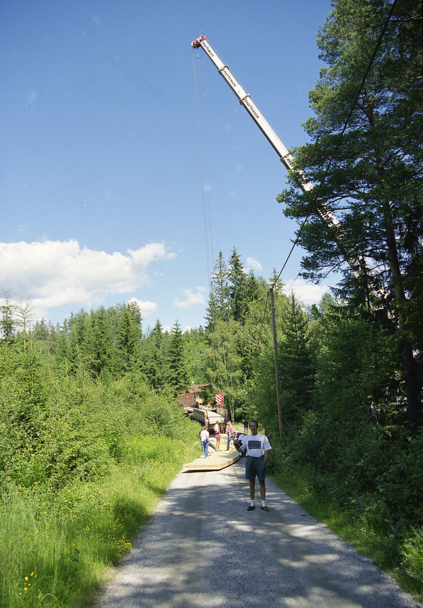 Serie med bilde frå bygginga av gangbrua over til Kvennøya.