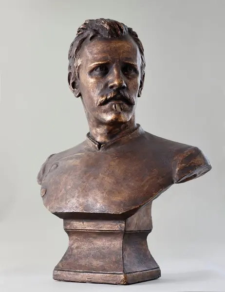 Vitskapsmann, polarforskar, humanist og diplomat. Representert i marmor i Nasjonalmuseet, bronse i Frammuseet (gåve frå Fru Ingeborg Fearnley i 1938), i gips i Norsk Sjøfartsmuseum.