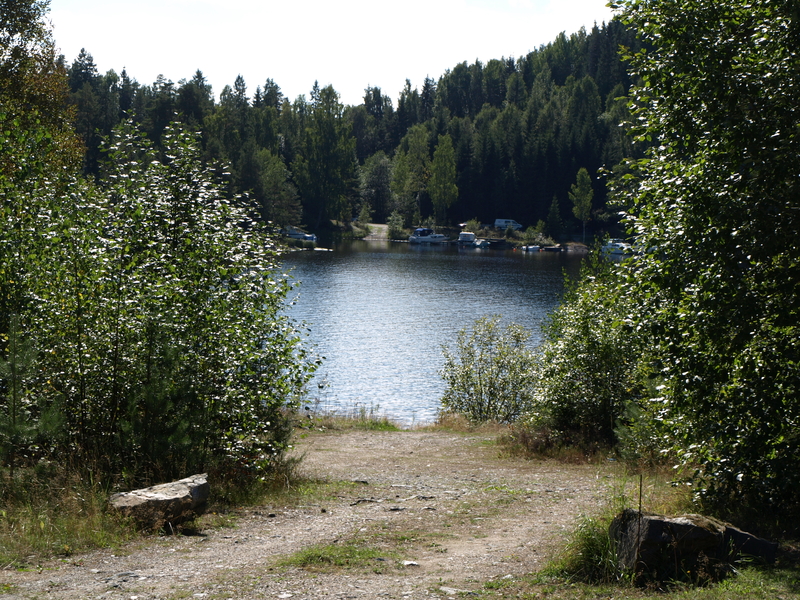 Ved det østlige fergestedet ved Kroksund synes fortsatt veien mot fergen. Taterne handlet mest på vestsiden på andre siden vannet. Foto: Bodil Andersson, Østfoldmuseene-Halden historiske Samlinger.