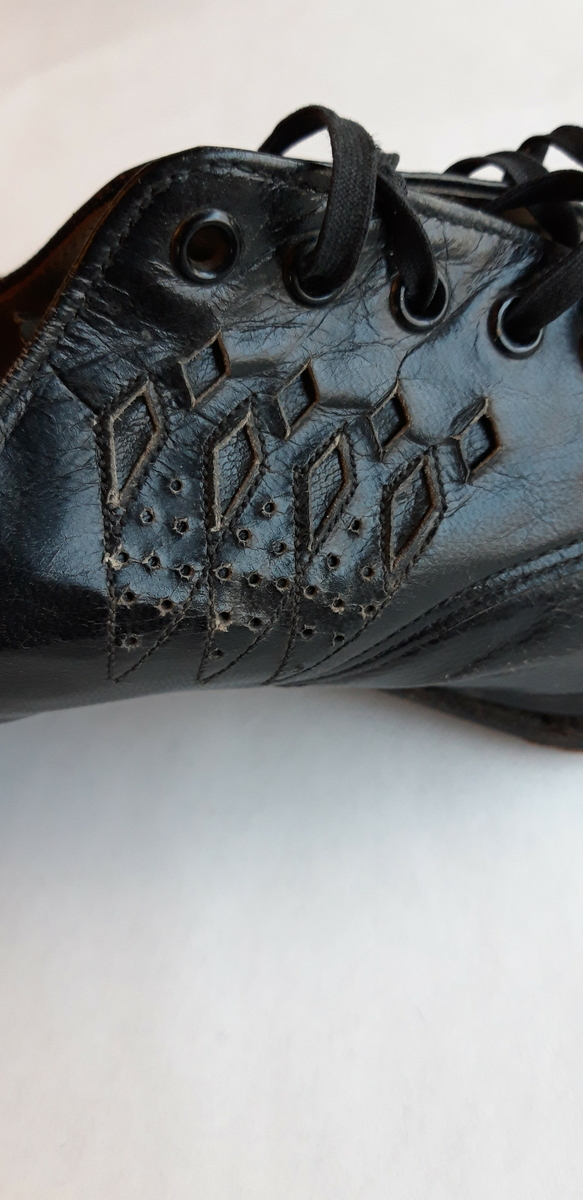 Lærsko i størrelse 5.  Trykket skrift: Fortuna gjennomsydd NORSK. Randsydd sko med 3,5 cm. høy hæl. 5-hulls snøring. Hull-og prikkemønster på hver side av lukningen.