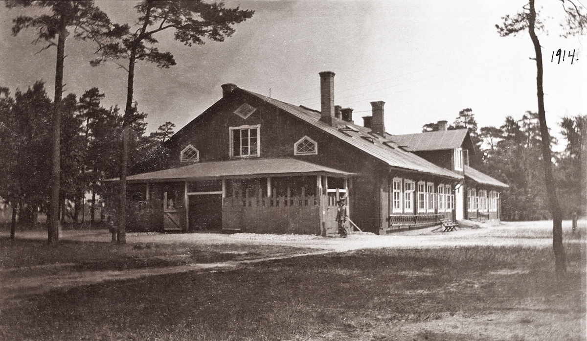 Byggnad på Kronobergshed, 1914. Vid husknuten syns några meniga i m/10.