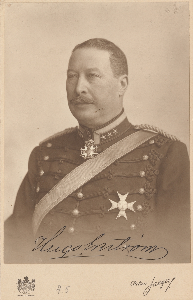 Porträtt av Hugo Gustaf Theodor Ekström, överste och chef för Upplands artilleriregemente A 5.

Se även bild AMA.0001025, AMA.0002033 och AMA.0002034.