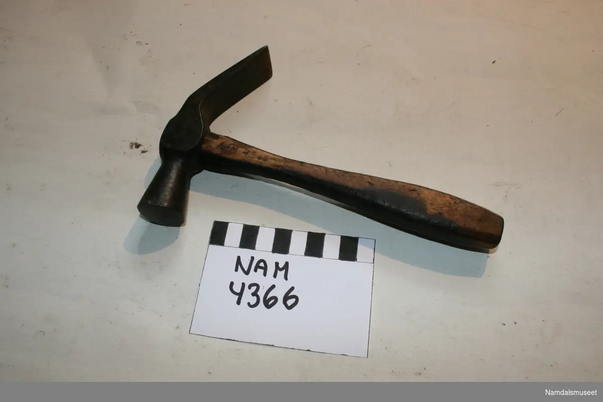 Den spesielle skomakerhammeren med den sråstilter, brede pennen var den vanligst brukte. Med hammeren hamret, plugget, stiftet og banket man til sømmer. Når hammerpennen bruktes, kalles det "å penne".