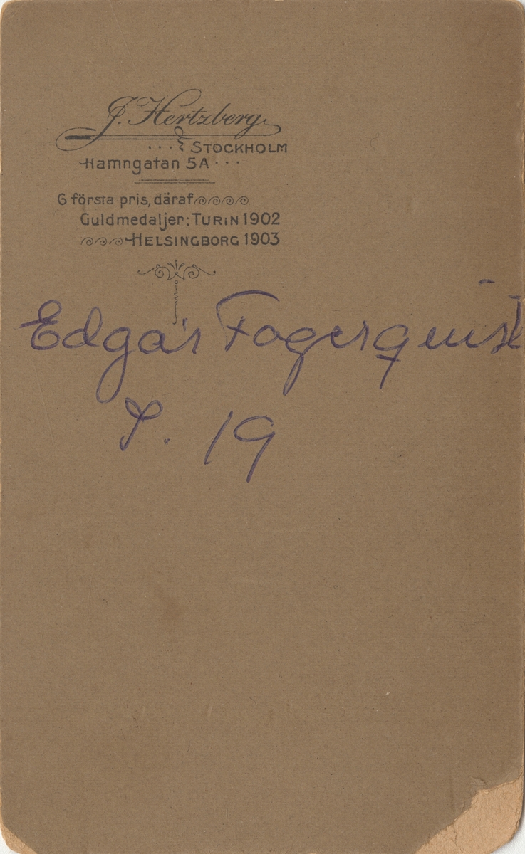 Porträtt av Edgar Fagerquist, officer vid Norrbottens regemente I 19.

Se även bild AMA.0007306.