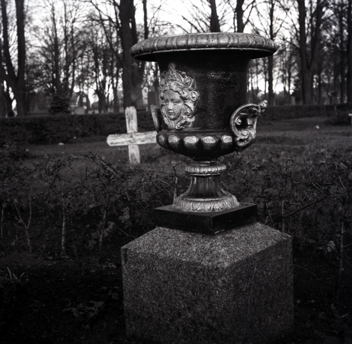 Gravvård och urna på Södra kyrkogården i Kalmar.