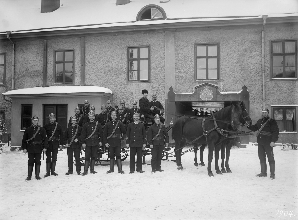 Linköpings fasta brandkår framför stadens dåvarande brandstation i den vad tiden kallat fröken Westrings gård invid Ågatan. I grunden fast brandkår hade staden haft sedan år 1891, då sex man anställdes mot en årlig lön av 100 kronor. Man hade tidigare stött sig mot en frivillig brandkår, som en tid avlösts av en värnpliktig, och som år 1881 landat i en organisation gemensam med polisen. Efter de svåra stadsbränderna i Sundsvall och Umeå 1888 krävde brandförsäkringsbolagen att brandberedskapen ytterligare måste skärpas i landets trästäder, och i Linköping skapades den ovan ständiga brandkår.
Efter Maria Sofia Westrings död 1872 hade Linköpings stad erhållit gården som donation för bildande av ett så kallat arbetshus för stadens fattiga. Stadsfullmäktige kom vidare att döma ut gården såsom varande olämplig för ändamålet, och valde istället att låta en i sammanhanget skapad fond växa för en bättre lösning. Efter reparationsarbeten på gården kom den istället att från 1892 fungera som stadens brandstation, och var i funktion tills ny och mer ändamålsenlig station stod klar 1915. Upplysningsvis lät den nämnda fondens medel vänta på sig. Först 1928 beslutades att medel skulle utlösas som del i byggkassan för uppförandet av Hjälmsäters ålderdomshem.