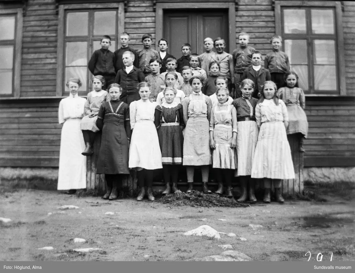 Gruppfoto med lärarinnan Thyra Enkvist och hennes skolklass 1920 i Västbygdens skola (Gräfte-Öckne), Stöde.