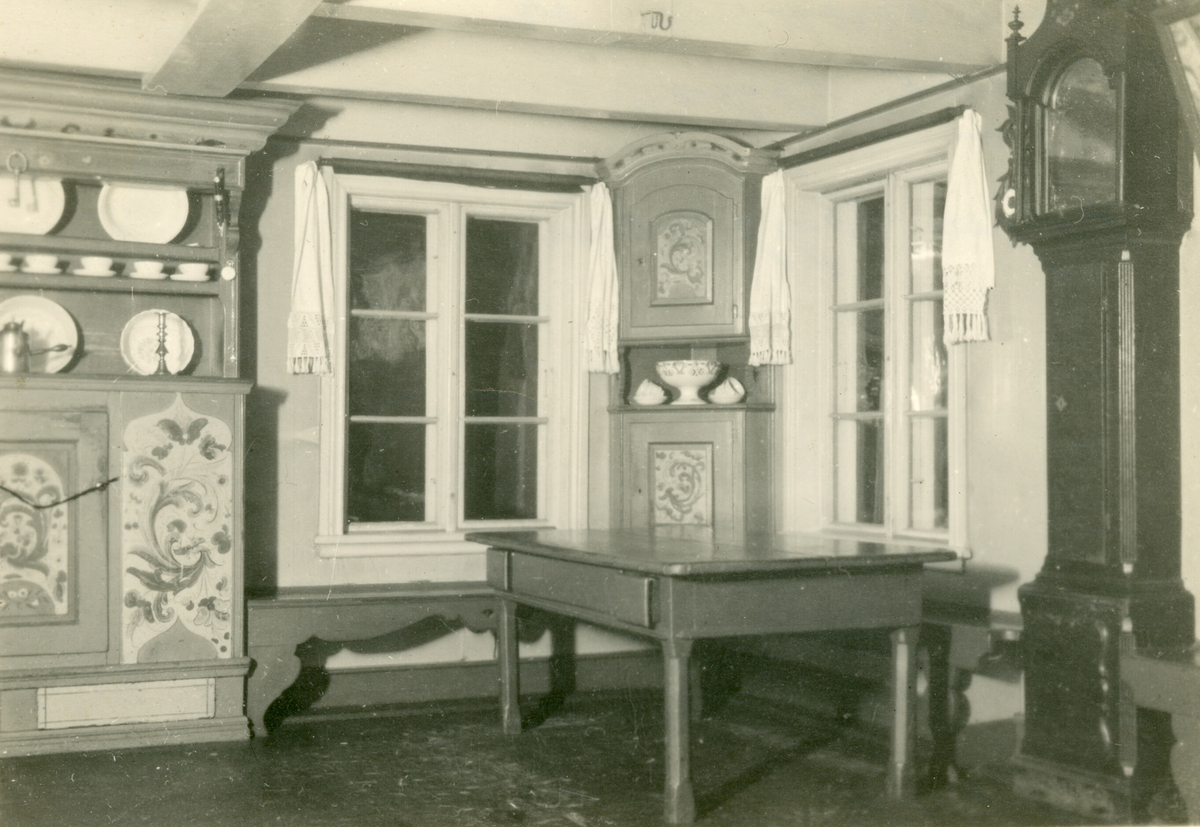 Østigard Eikja, daglegstugo, med julehandkle. Omlag 1920