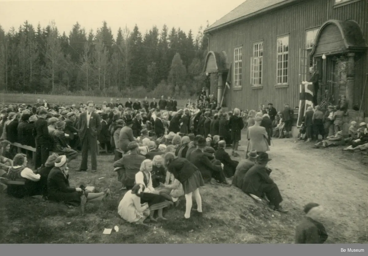 Folkemengde samla utandørs ved Sandvin 17. mai 1945.