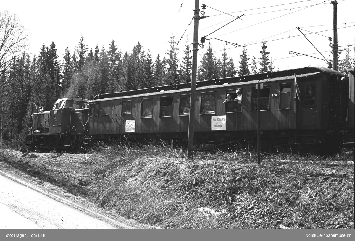 Diesellokomotiv Di 2 845 med jernbaneaksjonens ekstratog til Skreia kjører ut fra Reinsvoll stasjon