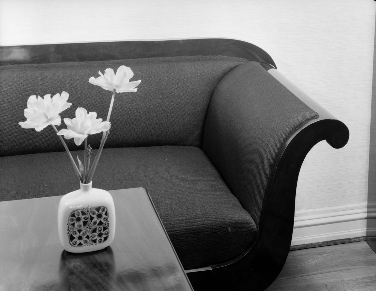 Biedermaiersofa omtrukket med møbelstoff fra Røros-Tweed, blomstervase på salongbord foran. Publisert i Bonytt, september 1963.