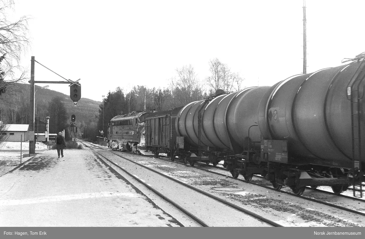 Diesellokomotiv Di 3 611 med godstog retning Hamar kjører ut fra Koppang stasjon