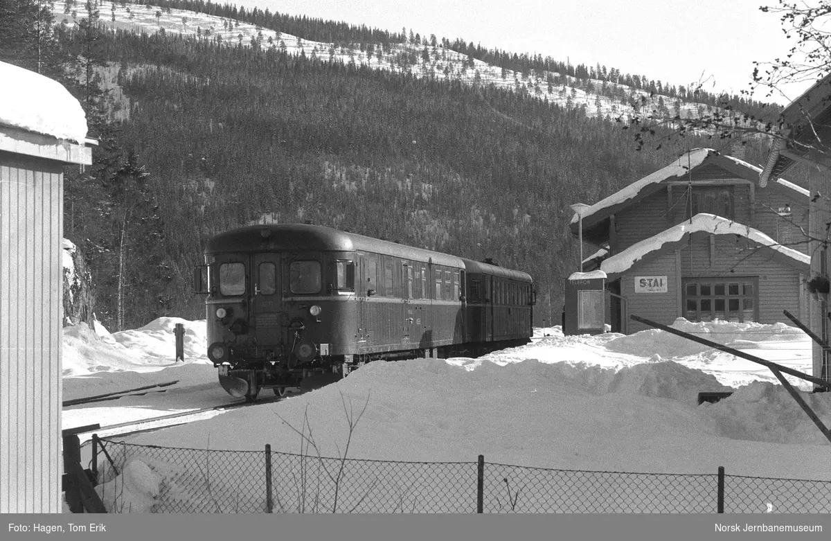 Dieselmotorvogn BM 86 og styrevogn BDFS 11 91 73 med persontog til Hamar på Stai stasjon