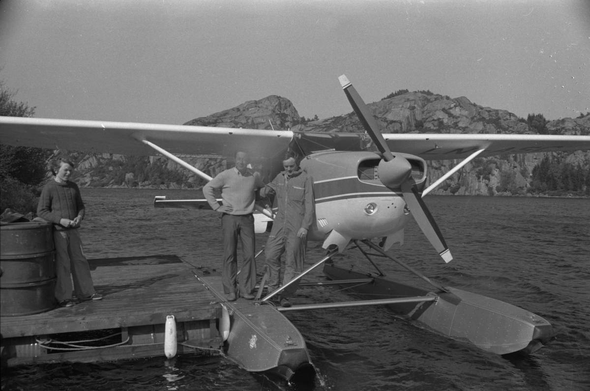 Bertelsen & Garpestads Cessnafly ved basen i Follandsvatnet ved Tengsareid, april 1975.