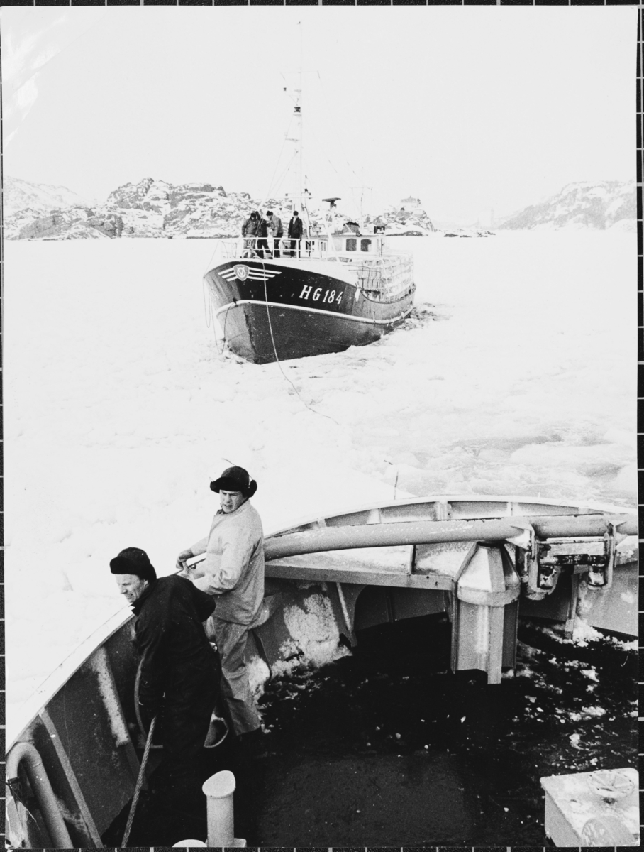Redningskrysseren Ambassadør Bay har fått slepet ombord i danskebåten, 1969.