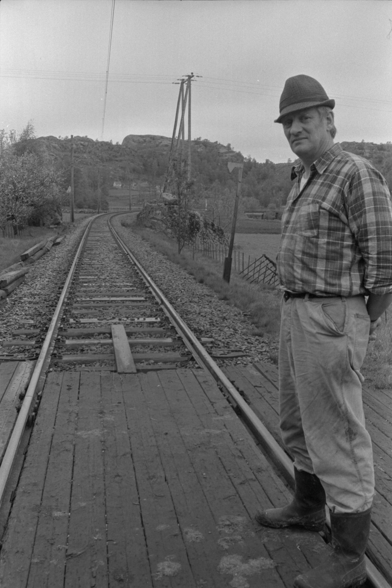 Hans Jørgen Wetlesen ved usikret jernbaneovergang på Sleveland, mai 1975.