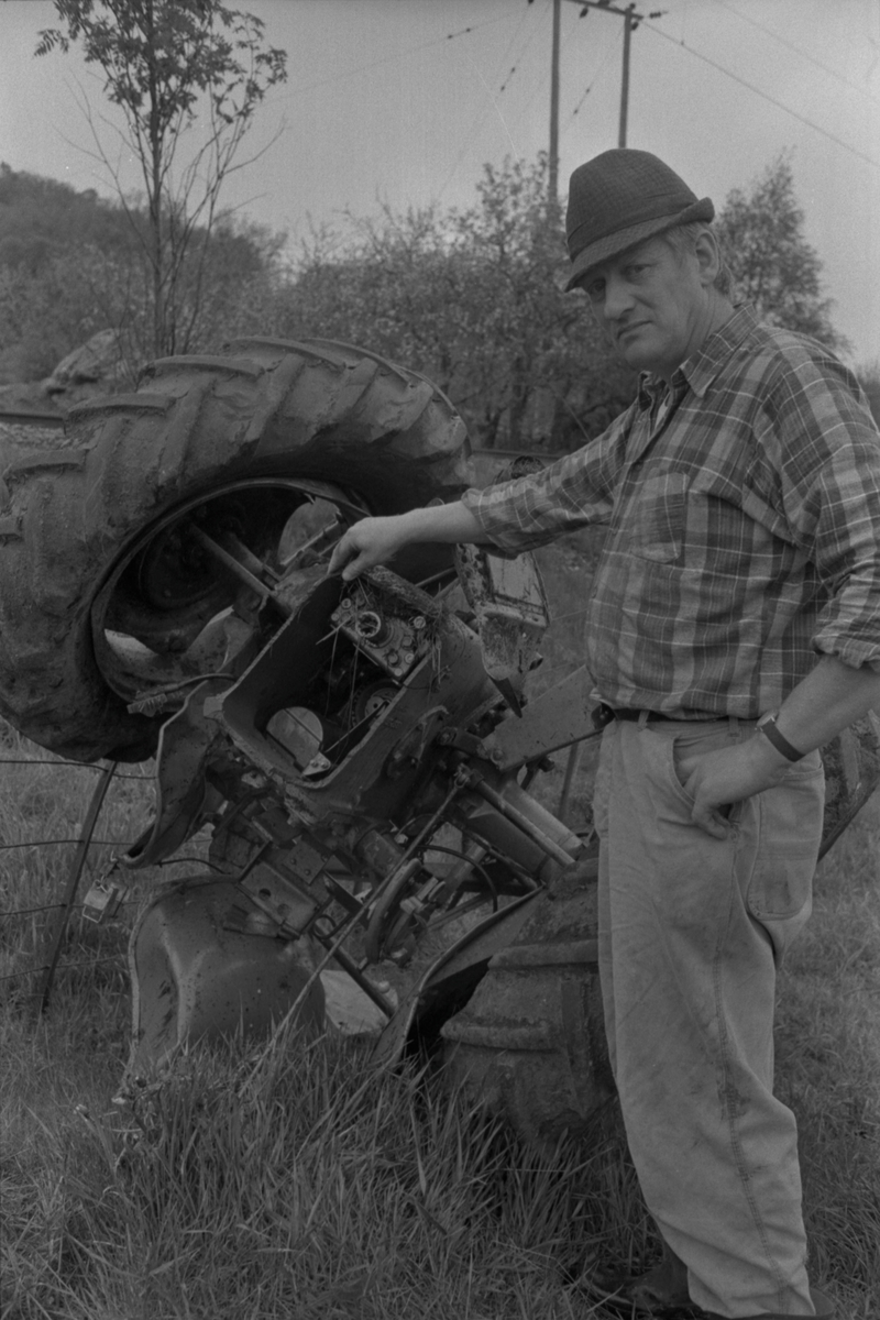 Hans Jørgen Wetlesen med smadret traktor, påkjørt av toget, 16. mai 1975.