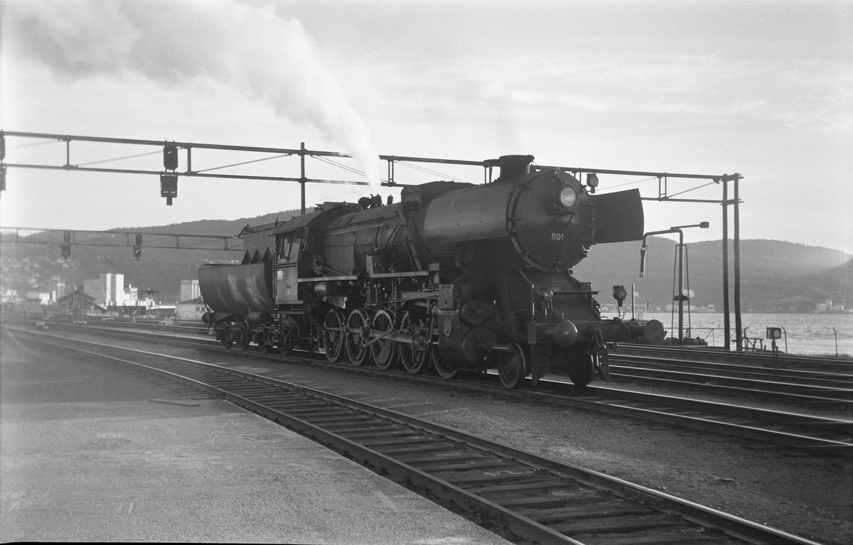 Damplokomotiv type 63a nr. 1101 på Trondheim stasjon