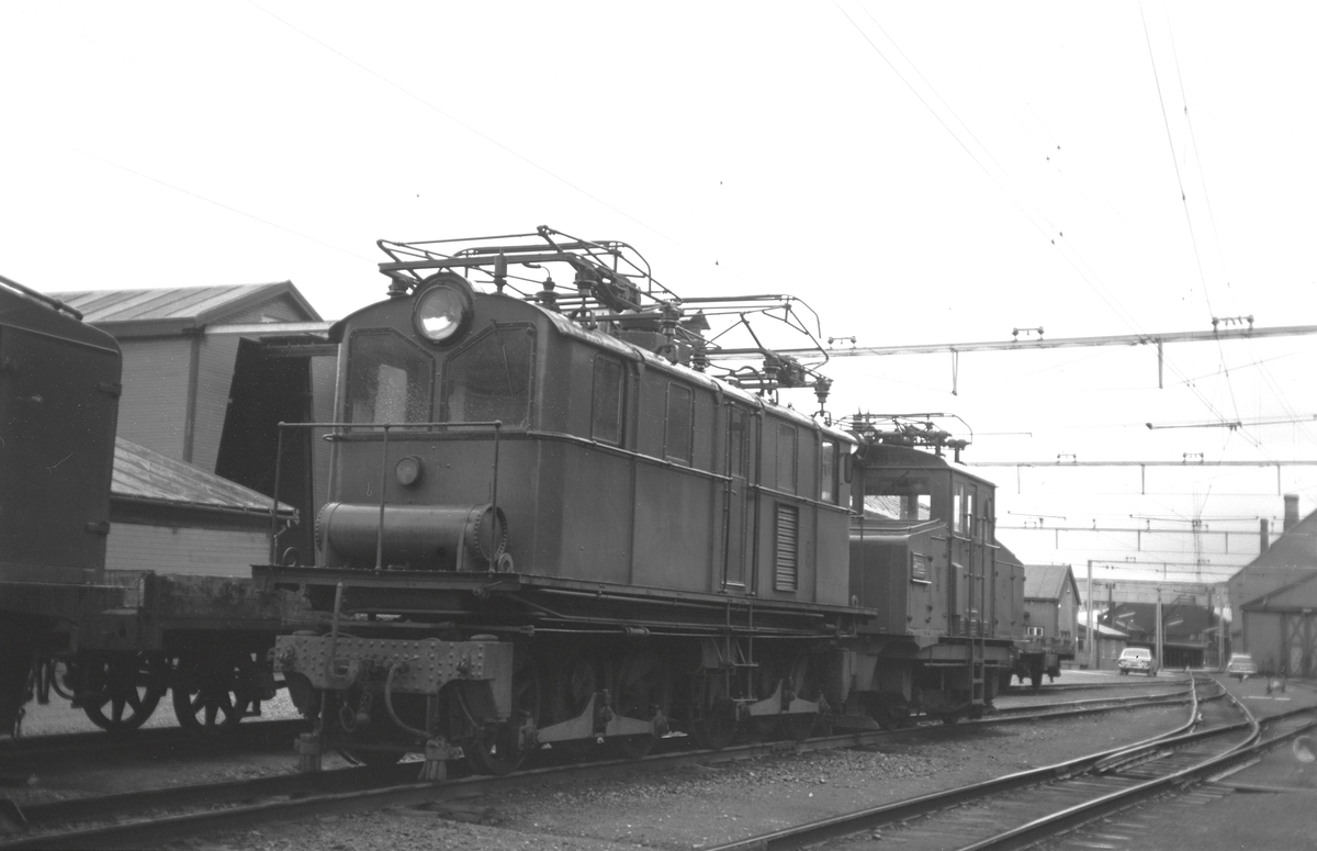 Thamshavnbanens elektriske lokomotiver nr. 8 (nærmest) og 6 på Thamshavn stasjon