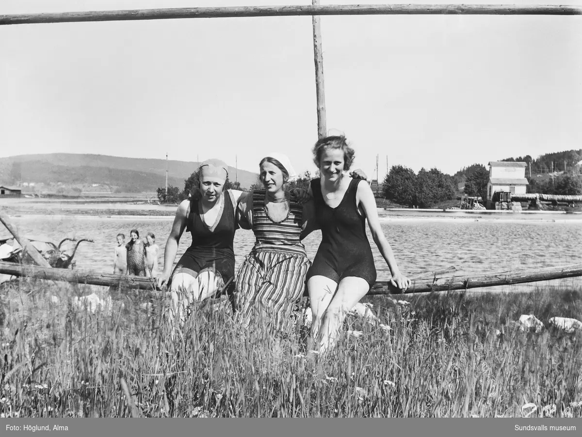 Bad och tvätt i Stödesjön. Längst fram sitter Hilma Höglund, Magda Vestman och Anna Vestman. Bakom till vänster står tvillingarna Ingrid och Irma Höglund samt en oidentifierad flicka. På den andra bilden samma personer samt ytterligare en kvinna. Till höger syns gamla kraftstationen vid Fanbyåns utlopp.
