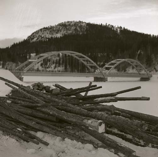 Bron och virke på Indalsälven, Liden, mars 1962.