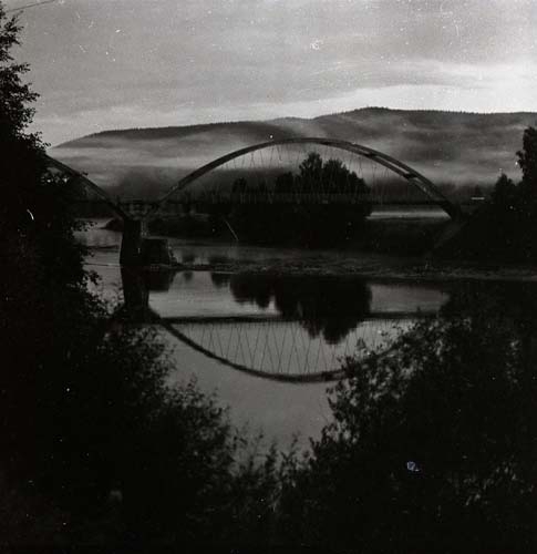 Skattungbyn, kvällen den 8 augusti 1956. Bron vid Norra ny, Stöllet.