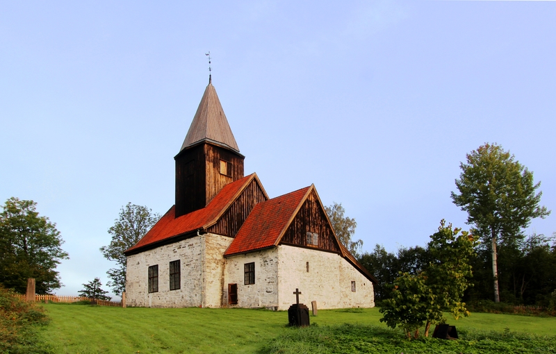 Fiskum gamle kirke. Foto: Trygve Flathen (Creative Commons)