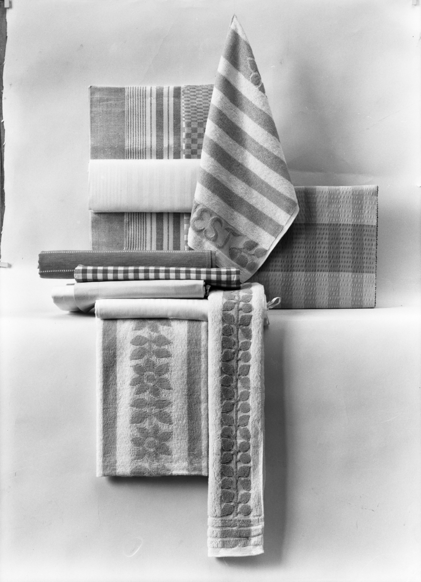 Håndklær og sengetøy, produsert av norske tekstilfabrikker. Publisert i Bonytt, september 1963.