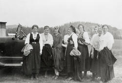 Ni kvinner i bunad framfor ein bil, Telemark Ungdomslags års