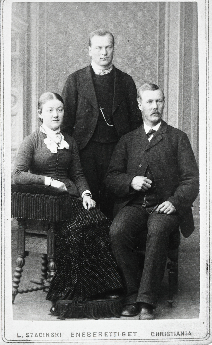 Søskena Tilla Steinarsdotter og Martin Steinarsson Jonsås, og søskenbarnet Anund H. Jonsås (bak)