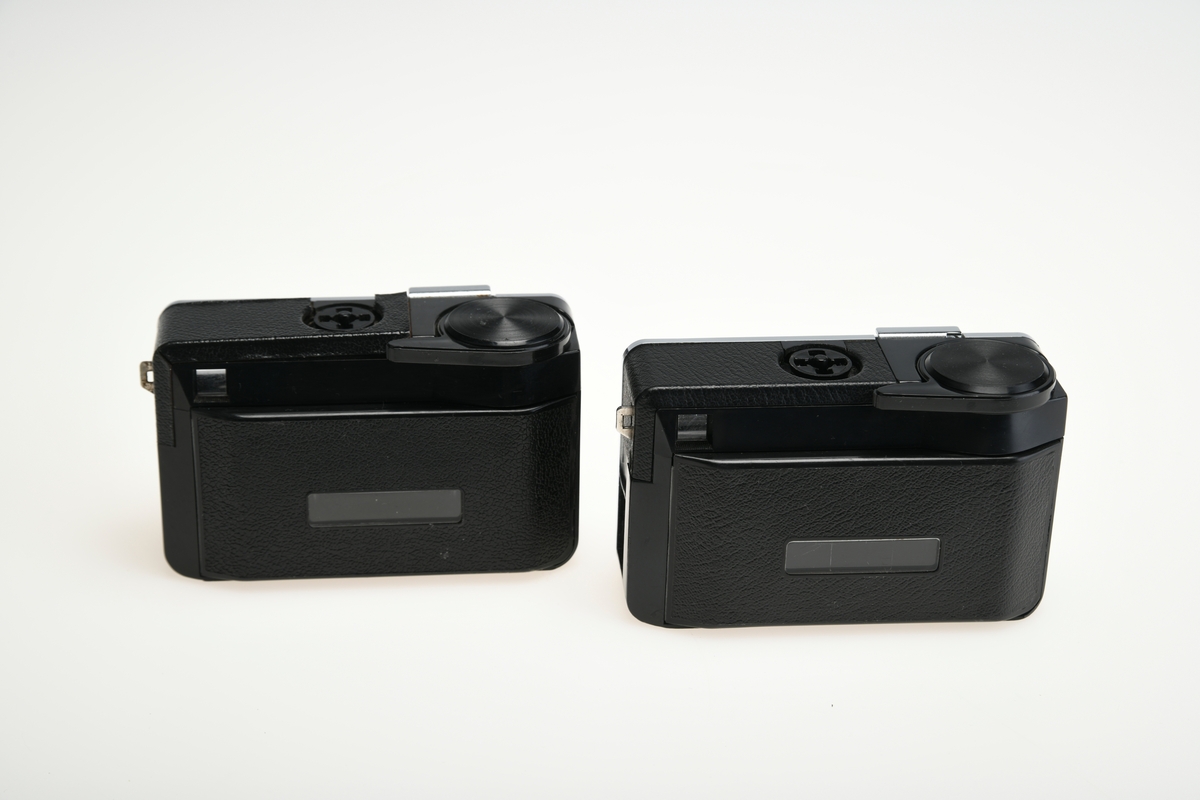 To kompakte Instamatic-kameraer for 126 kassettfilm fra Kodak. Det ene er produsert i Tyskland og det andre er produsert i England. De har et fastfokus f/11 43mm objektiv. Luke bak kameraet til filmkassetten, og luke på siden for batteri til blitskuben. Ved å rotere objektivringen kan man stille blenderåpningen til to ulike lysforhold som er indikert med symboler for sol og sky eller blits. Ved å stille kameraet til å ta bilder i mørke omgivelser endres også lukkertiden til en av to lukkertider. Kameraet har en søker og et vindu bak på filmluken for å se hvor mye film som er igjen. På toppen av kameraet er det en blitssko til blitskube av typen flashcube som fikk strøm fra kameraet.
