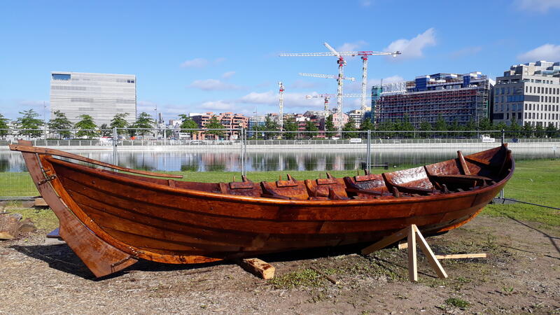 Båten Nordild; En fullskala rekonstruksjon av båtfunnet Vaterland 1. Treverket i det originale båtfunnet er datert til 1502-1505.