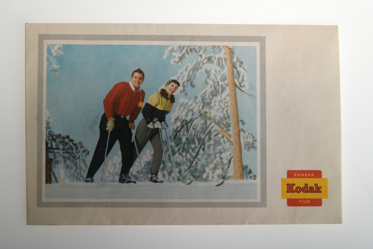 En konvolutt for fargebilder fra fotograf Schrøder i Trondheim. Utenpå konvolutten er det et bilde av to personer som går på ski. På baksiden av konvolutten er det påskrevet hva som er avfotografert.
