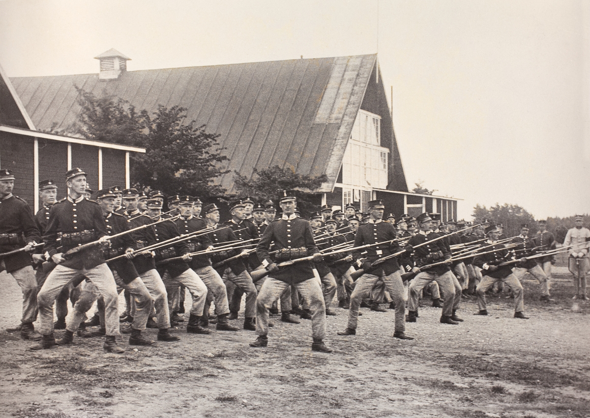 Malmen 1910-tal. Stor militärgrupp gör exercis med remingtongevär.