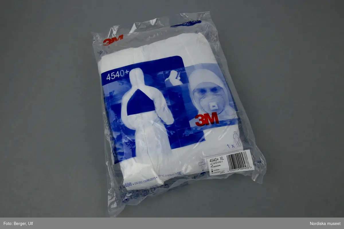Heltäckande skyddsoverall i vit färg av typen 3M. Ligger hopvikt i försluten plastförpackning. Aldrig använd.
/Anna Fredholm 2022-10-13