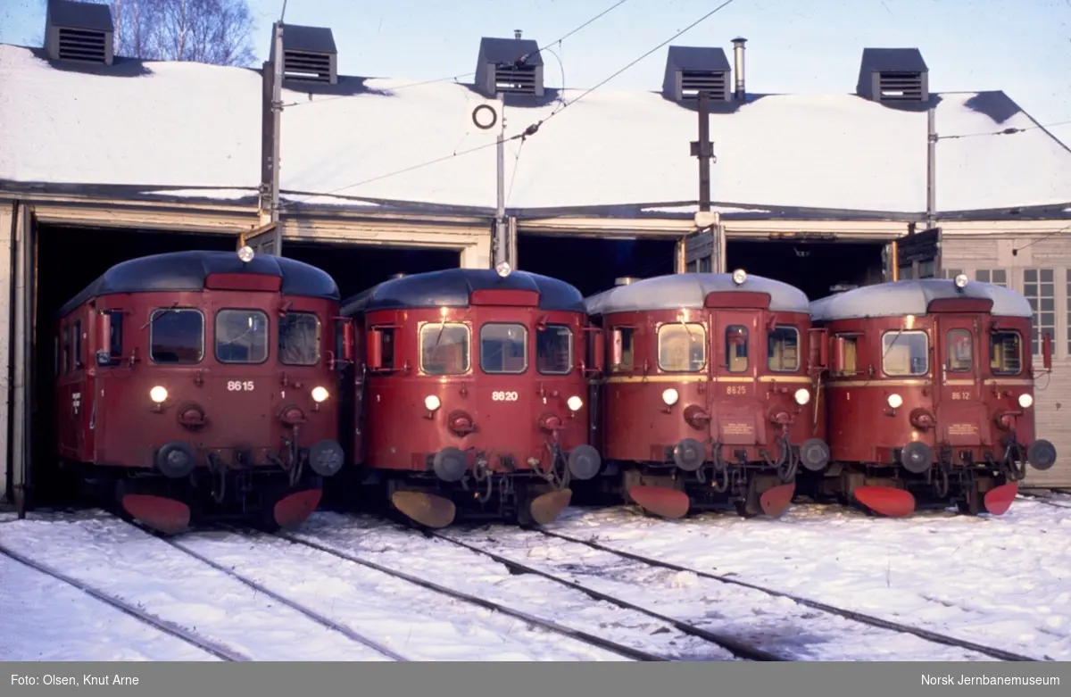 Dieselmotorvognene BM 86 15, BM 86 20, BM 86 25 og BM 86 12 i lokomotivstallen på Kongsberg stasjon