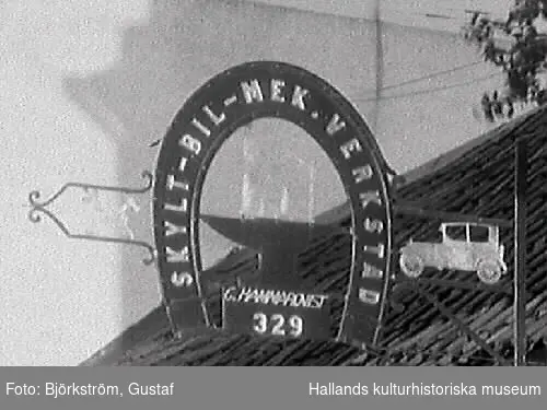 Hammarqvists mekaniska verkstad på Borgmästargatan i Varberg. Bild 2 visar den stora reklamskylten på taket i närbild: Skylt-Bil-Mek-Verkstad. G. Hammarqvist 329. I mitten ett städ och till höger en bil.