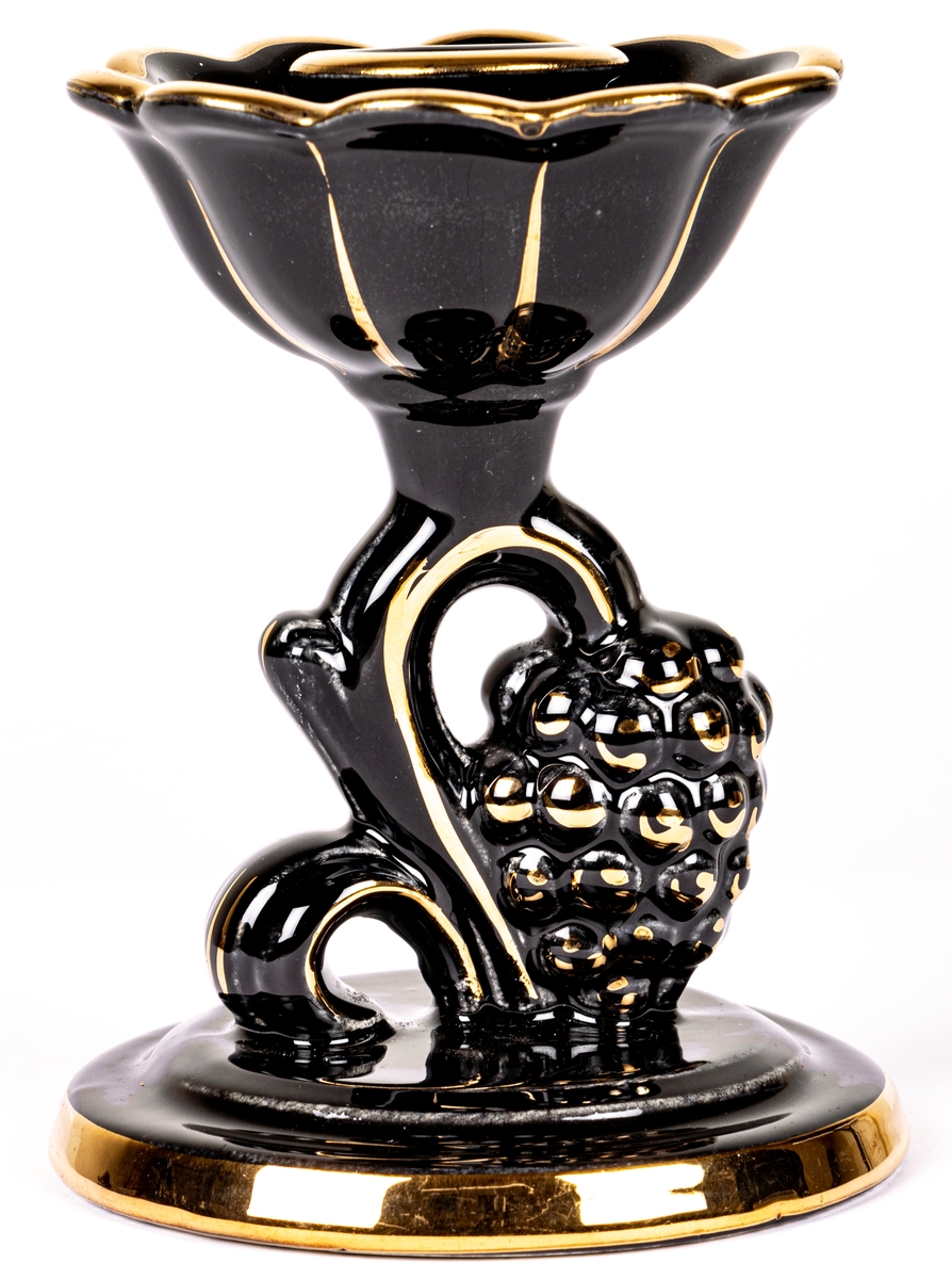 Ljusstake i flintgods, modell F, dekor Zulu, svart glasyr med handmålade deltaljer i guld. Modell Arthur Percy.