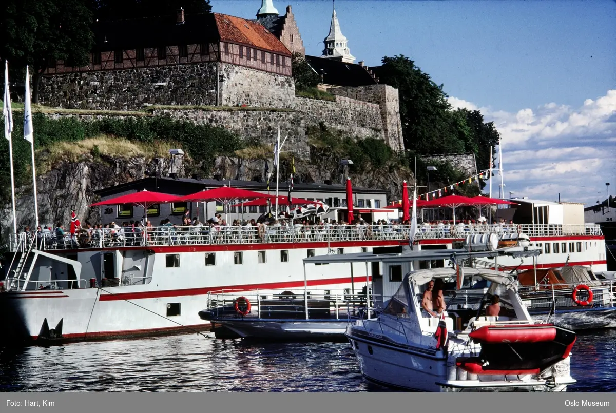 havn, hotell- og restaurantskip "Akershus Hotel", mennesker, motorbåt, havneskur, Akershus festning