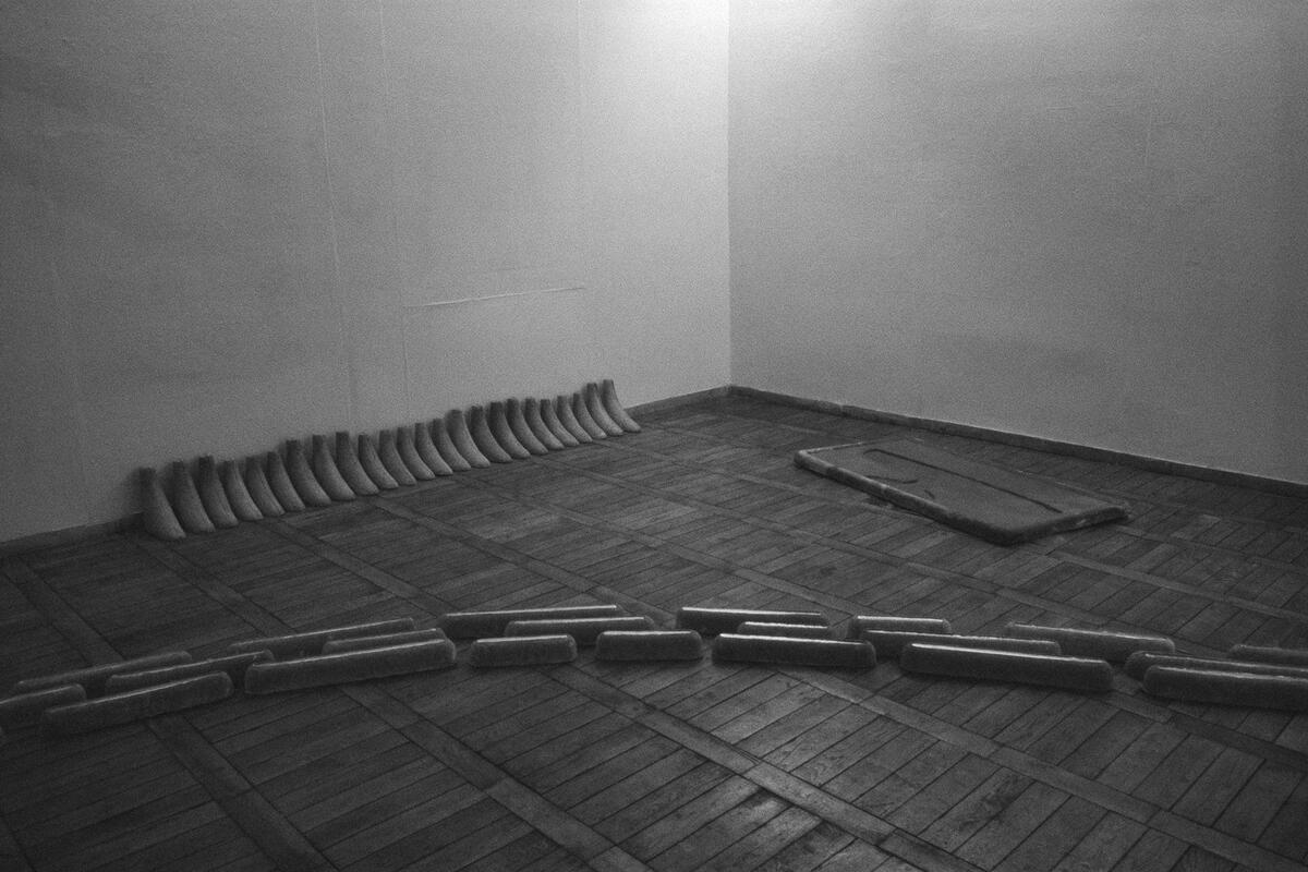 Installasjonsbilde fra utstillingen Hege Lønne, Rzeźba (“Hege Lønne, Skulptur”) på galleri Foksal i Warszawa, 1986. (Foto/Photo)