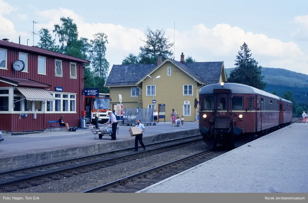 Dieselmotorvognsett type 86 med motorvogn BM 86 22 fremst, med persontog fra Hamar, tog 377, på Koppang stasjon